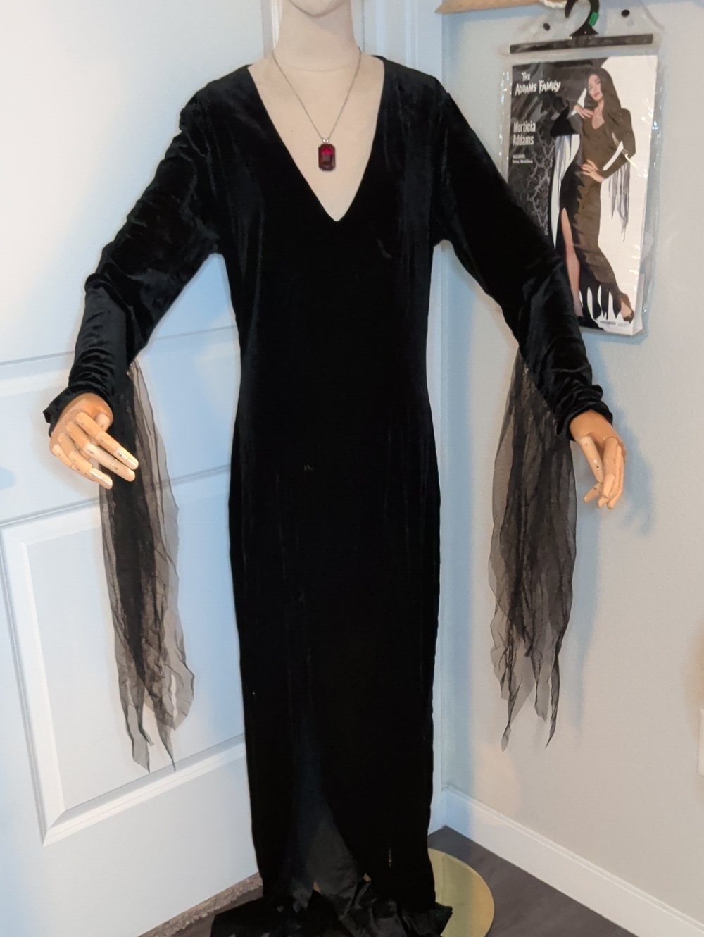 Morticia Addams Black Dress Costume & Necklace Adult SZ Large 12-14 Halloween